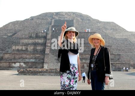 Épouse du président allemand Bettina Wulff (L) et Maria-Elisabeth Schaeffler (Schaeffler-Holding) visiter les pyramides de Teotihuacan, Mexique, 1 mai 2011. Le président Wulff est sur un voyage de quatre jours au Mexique, avant de visiter le Costa Rica et à Brasilia par la suite. Photo : WOLFGANG KUMM Banque D'Images