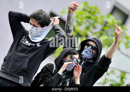 Les manifestants de gauche protester contre les extrémistes de droite dans la région de Heilbronn, Allemagne, 1 mai 2011. Escorté par une présence policière massive autour de 800 manifestants de droite sneak leur chemin à travers la ville. Selon la police il y a environ 5 000 contre-manifestants. Photo : MARIUS BECKER Banque D'Images