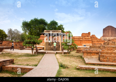 Mini stupas à site archéologique avec Dhamek Stupa Dhamek dans l'arrière-plan, Stupa, Sarnath, Varanasi, Uttar Pradesh, Inde Banque D'Images