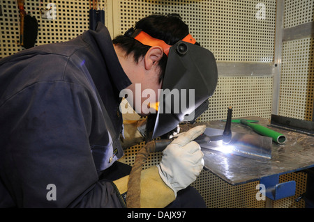 Man welding dans une école de formation professionnelle Banque D'Images
