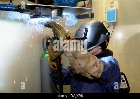 Man welding dans une école de formation professionnelle Banque D'Images