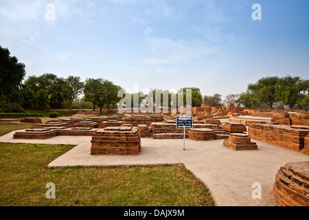 Mini site archéologique, stupas au Stupa Dhamek, Sarnath, Varanasi, Uttar Pradesh, Inde Banque D'Images