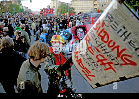 Un démonstrateur en costume présente un poster à la journée de démonstration révolutionnaire peut- Kreuzberg de Berlin, Allemagne, 1 mai 2011. Photo : Tobias Kleinschmidt dpa/lbn Banque D'Images