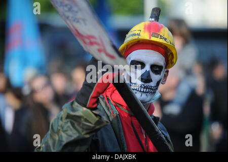 Un démonstrateur en costume présente un poster à la journée de démonstration révolutionnaire peut- Kreuzberg de Berlin, Allemagne, 1 mai 2011. Photo : Tobias Kleinschmidt dpa/lbn Banque D'Images