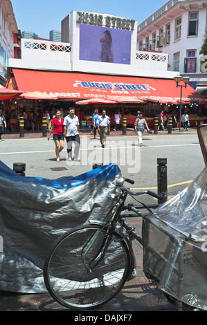 Édifice du marché de Bugis Street dh BUGIS STREET SINGAPOUR Entrée de gens qui traversent les rues de pousse-pousse vélo route Banque D'Images