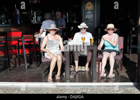 Les touristes en buvant le soleil dans un bar, la marina, Vilamoura, Algarve, Portugal. Banque D'Images