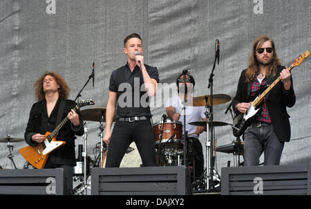 Singer Brandon Flowers (2 à partir de L), le guitariste Dave Keuning Brant (L), le percussionniste Ronnie Vannucci Jr. (retour) et le bassiste Mark Stoermer à partir de la bande de tueurs américains nous l'effectuer à l'Idalp ski à Sylvretta Arena à Ischgl, Autriche, 30 avril 2011. Traditionnellement des milliers d'amateurs de sport d'hiver de célébrer la fin de la saison de ski avec le haut de la montagne co rock Banque D'Images