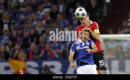 (Dossier) une archive photo datée du 26 avril 2011 montre du Schalke Raul (avant), attaqué par Manchester Nemanja Vidic au cours de la première étape de la Ligue des Champions demi-finale contre Manchester United à Gelsenkirchen, Allemagne. Le deuxième tour le 4 mai 2011 pourrait être le dernier match de la Ligue des Champions de sa carrière. Photo : ROLF VENNENBERND Banque D'Images