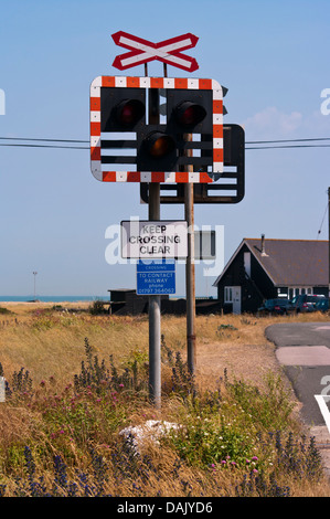 Passage à niveau sans pilote signe sur l'Romney Hythe et Dymchurch Steam Railway à Dungeness Kent UK Banque D'Images