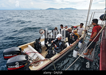 Les amateurs de plongée sous-marine Plongée sous-marine à bord du canot, une goélette, Seven Seas Croisieres Banque D'Images