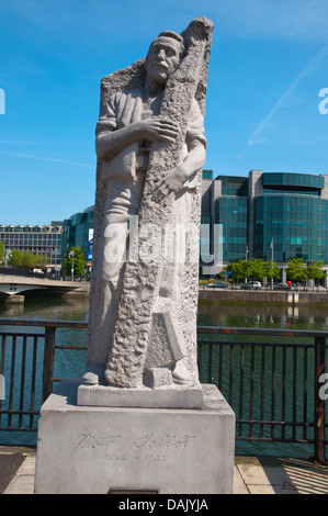 Matt Talbot statue de James Power à Docklands ancien secteur de port par River Liffey Dublin Irlande Europe centrale Banque D'Images