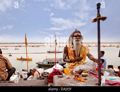 Sadhu chantant dans un ghat, Dashashwamedh Ghat, Varanasi, Uttar Pradesh, Inde Banque D'Images