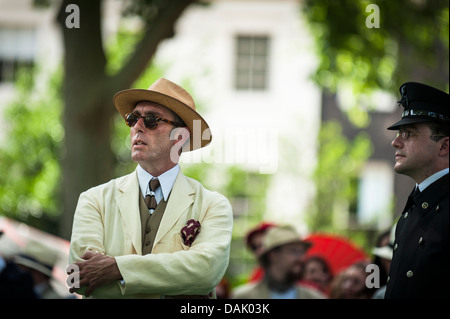 Gustav Temple, directeur de la revue l'homme en attente de l'ouverture de l'Olympiade en Chaps Bedford Square Gardens. Banque D'Images