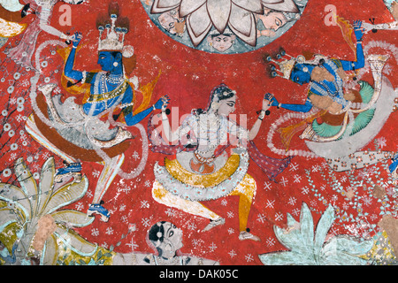 Dieu Krishna dansant la Rasa Lila danse avec les Gopis, murale ou fresque peinte avec des couleurs naturelles Banque D'Images