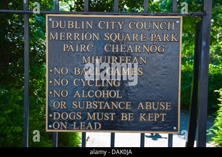 Règlement de parc Merrion Square dans le centre de Dublin Irlande Europe Banque D'Images