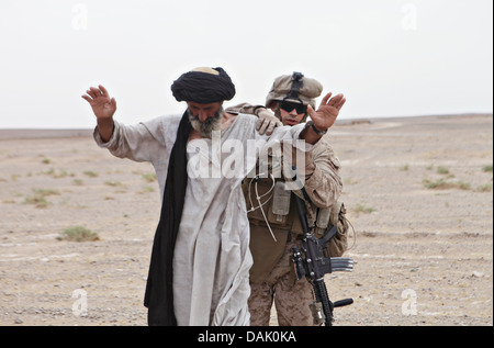 US Marine Lance Cpl. Kyle Boeck recherche un homme afghan âgés à un point de contrôle le 28 juin 2013 dans la province d'Helmand, en Afghanistan. Banque D'Images