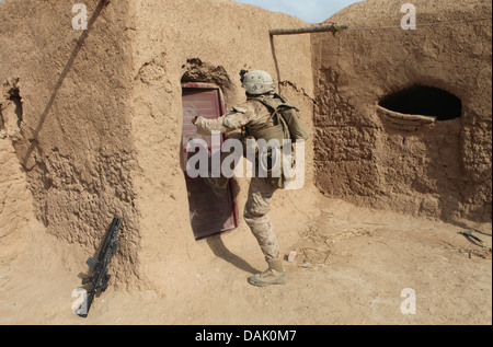 US Marine Lance Cpl. Christopher Ward donne un coup de pied une porte verrouillée pendant la recherche d'insurgés à un composé le 30 juin 2013 dans la province d'Helmand, en Afghanistan. Banque D'Images