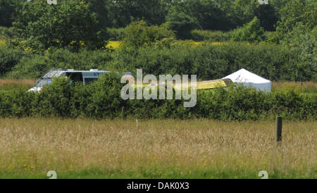 Fenny Drayton, Leicestershire, UK. 15 juillet 2013. Un avion s'est écrasé dans les champs à l'extérieur de Fenny Drayton dans le Leicestershire. Deux personnes ont été déclaré mort. Sur la photo fait partie de l'aile de l'avion, et les opérations de récupération. Crédit : Jamie Gray/Alamy Live News Banque D'Images