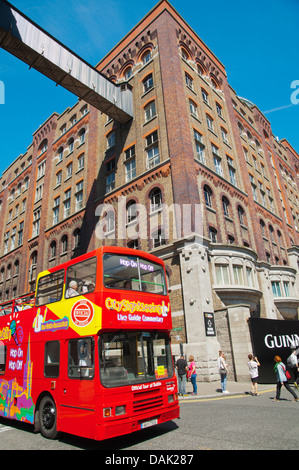 Bus visite guidée à l'extérieur de l'Entrepôt Guinness St James Gate Brewery Dublin Irlande Europe Banque D'Images