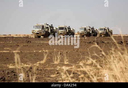 L'exploration du pétrole au Mali. Vibrateur sismique des véhicules se déplaçant à travers désert et frottez le relief levé géophysique de concession. Banque D'Images