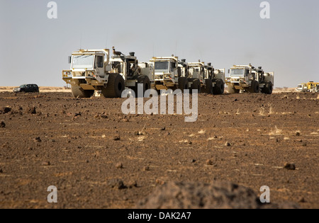 L'exploration du pétrole au Mali. Vibrateur sismique des véhicules se déplaçant à travers désert et frottez le relief levé géophysique de concession. Banque D'Images