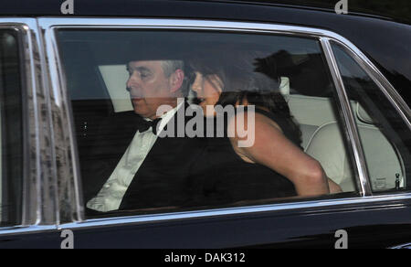 British Prince Andrew et sa fille, la Princesse Eugénie arrivent pour une partie à l'hôtel 'Mandarin' Oriental à Londres jeudi, 28 avril, 2011 à la veille du mariage du Prince William et de Kate Middleton le 29 avril. Photo : Peter Kneffel dpa Banque D'Images