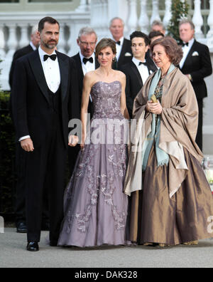 L'Espagnol Prince Felipe (L), La Princesse Letizia d'Asturies (C) et de la Reine Sofia d'Espagne (R) arrivent pour un dîner de mariage tenue au Mandarin Oriental Hyde Park à Londres, Grande-Bretagne, 28 avril 2011, à la veille de la Mariage du Prince William et Kate Middleton. Photo : Albert Nieboer Banque D'Images