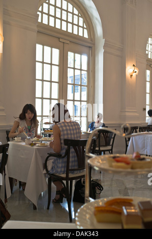 Dh Tiffin Room Interior RAFFLES HOTEL SINGAPOUR tourisme touristes asiatiques japonaise ayant le thé de fin personnes mangeant Banque D'Images