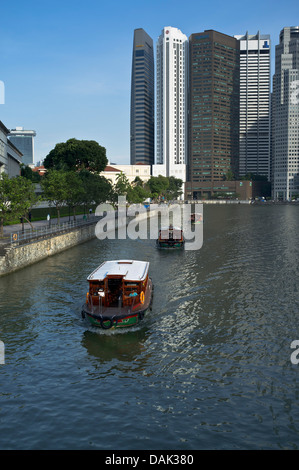 Dh Singapore River Boat Quay SINGAPOUR Singapour Bumboat tours bateaux taxi de l'eau des gratte-ciel Banque D'Images