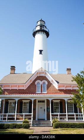 Un phare blanc sous un ciel bleu Banque D'Images