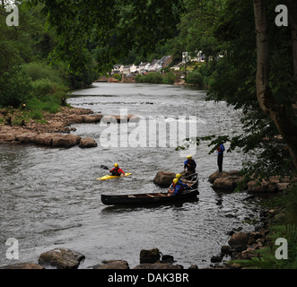Canoéiste et des kayaks à Symonds Yat est dans la forêt de Dean sur la rivière Wye Banque D'Images