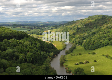 Une vue pittoresque de la rivière Wye regardant vers le nord à l'église de Goodrich, de Yat Rock, un jour de printemps clair au-dessus de la vallée. AONB 1971. Banque D'Images