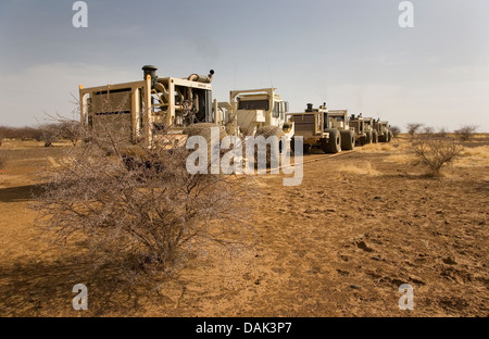 L'exploration du pétrole au Mali. Vibrateur sismique des véhicules se déplaçant à travers désert et frottez le relief levé géophysique de concession. Banque D'Images