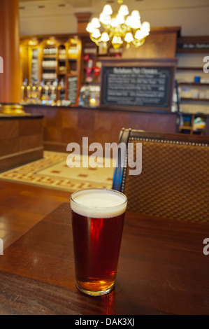 Une pinte de bière bière en fût de la Banque une chaîne Nicholsons pub Manchester en Angleterre Grande-bretagne angleterre Europe Banque D'Images