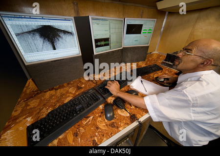 Chariot à l'intérieur de l'exploration de la station de base mobile de surveillance sismique, Mali, Afrique de l'Ouest Banque D'Images