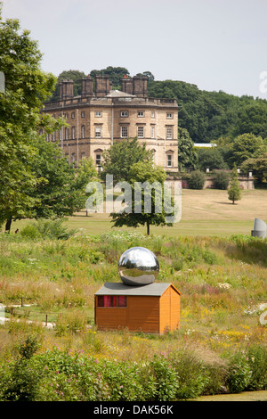 L'une des sculptures de l'inférieur du lac debout devant Bretton Hall dans le Yorkshire Sculpture Park. Banque D'Images