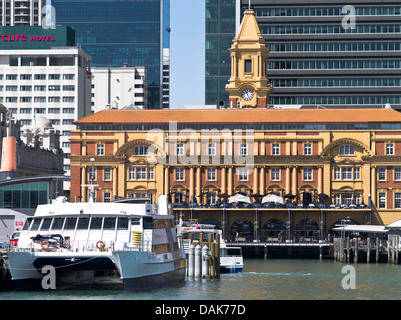 dh Ferry terminal bâtiments AUCKLAND HARBOUR NOUVELLE-ZÉLANDE NZ City Point de repère bâtiment du port en bord de mer Fuller catamaran ferries Banque D'Images