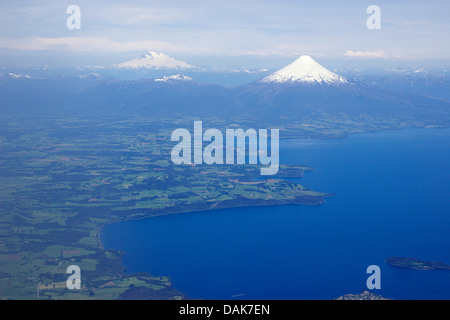 Aereal Photo avec Lago Llanquihue, Tronador (en arrière-plan) und Vulkan Osorno (à droite), le Chili, la Patagonie Banque D'Images