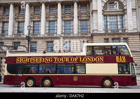 Visites tour bus Whitehall Street Westminster central London England Angleterre UK Europe Banque D'Images