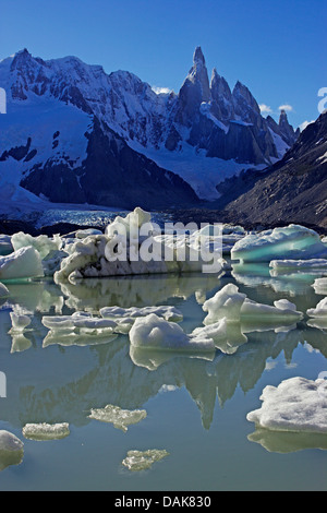 Cerro Torre, icebergs à la Laguna Torre, contre-jour (soir), le Chili, la Patagonie, le Parc National Los Glaciares, El Chalten Banque D'Images