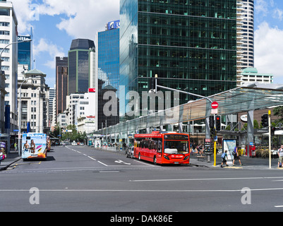 dh Queen Street AUCKLAND NEW ZEALAND City trafic voiture et bus Britomart transport Centre City Link Red bus terminal centre-ville Banque D'Images