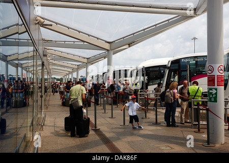 Arrêt de bus et transfert en autocar pour l'aéroport de Londres Stansted, Essex, Angleterre Royaume-Uni Banque D'Images