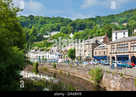 Centre-ville de Matlock avec boutiques et cafés le long de la rivière Derwent North Parade Derbyshire Angleterre GB Europe Banque D'Images