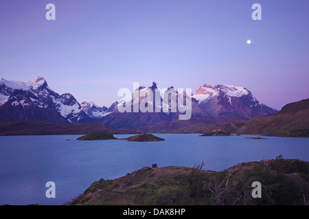 Lago Pehoe et Cuernos del Paine dans lumière du soir, le Chili, la Patagonie, le Parc National Torres del Paine Banque D'Images