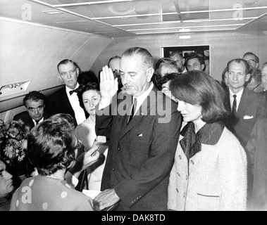 LYNDON B. JOHNSON est assermenté à titre de président à bord d'Air Force One 22 novembre 1963 - voir description ci-dessous Banque D'Images