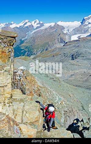 Grimpeur sur le cervin (4478m), Zermatt, Alpes suisses, la Suisse, l'Europe (M.) Banque D'Images