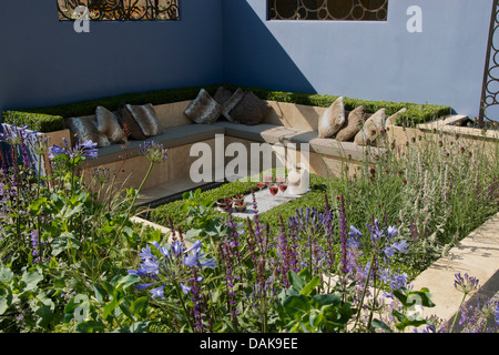 Coin salon en contrebas en couches & Liens jardin de RHS Hampton Court Palace Flower Show 2013, Londres, Royaume-Uni Banque D'Images