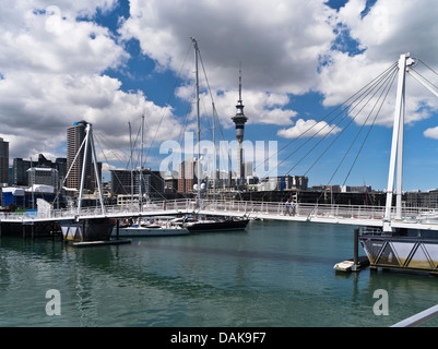 Dh Viaduct Basin Auckland Nouvelle Zelande Wynyard Crossing Te Wero bridge Sky Tower Building Banque D'Images