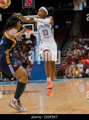 Newark, New Jersey, USA. Le 13 juillet, 2013. 13 juillet 2013 : Liberty's guard Cappie Pondexter (23) passe dans la première moitié lors de la WNBA action au Prudential Center de Newark, New Jersey entre la liberté de New York et de l'Indiana Fever. La liberté 74-53 fièvre défait. © csm/Alamy Live News Banque D'Images