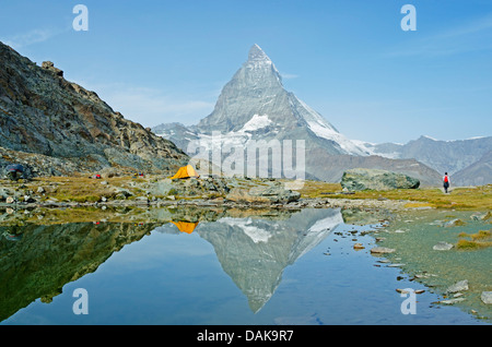 Camping au lac, près de l'Rifelsee Matterhorn (4478m), Zermatt, Alpes Suisses, Suisse, Europe Banque D'Images